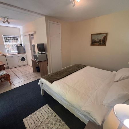 Highlands Self Catering Apartment เคปทาวน์ ภายนอก รูปภาพ